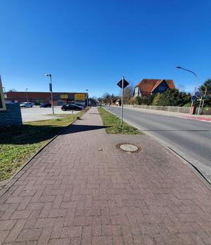 Ein Grünstreifen behindert den Radverkehr