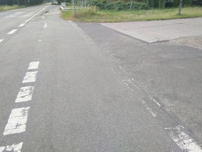 Die Querung einer Straßenmündung wird durch eine entsprechende Fahrbahnmarkierung signalisiert. Mangelhafte Markierung gefährdet den Radverkehr.